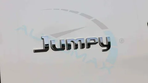استكشف undefined undefined الصور الخارجية والداخلية. اكتشف جميع جوانب وتفاصيل السيارات.