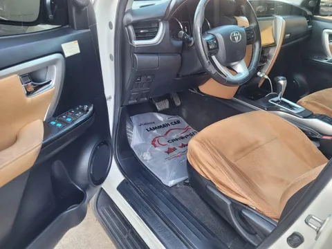 Discover undefined undefined Exterior Interior Images.Find all aspects and details of cars.