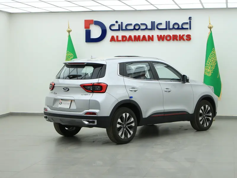 استكشف undefined undefined الصور الخارجية والداخلية. اكتشف جميع جوانب وتفاصيل السيارات.