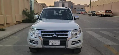 استكشف undefined undefined الصور الخارجية والداخلية. اكتشف جميع جوانب وتفاصيل السيارات.