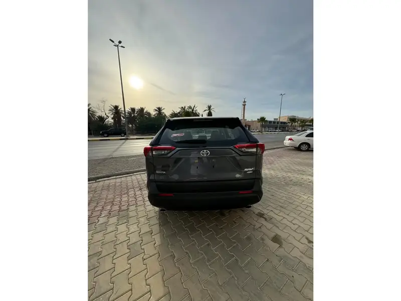 استكشف undefined undefined الصور الخارجية والداخلية. اكتشف جميع جوانب وتفاصيل السيارات.