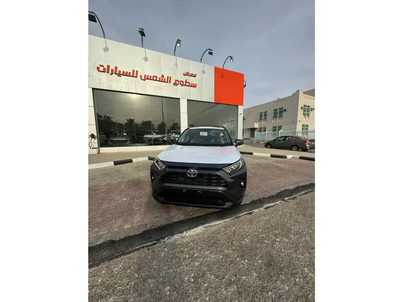 استكشف undefined undefined الصور الخارجية والداخلية. اكتشف جميع جوانب وتفاصيل السيارات.