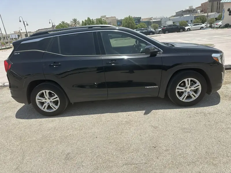 استكشف undefined undefined الصور الخارجية والداخلية. اكتشف جميع جوانب وتفاصيل السيارات.