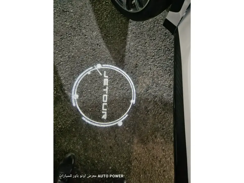 استكشف undefined undefined الصور الخارجية والداخلية. اكتشف جميع جوانب وتفاصيل السيارات.