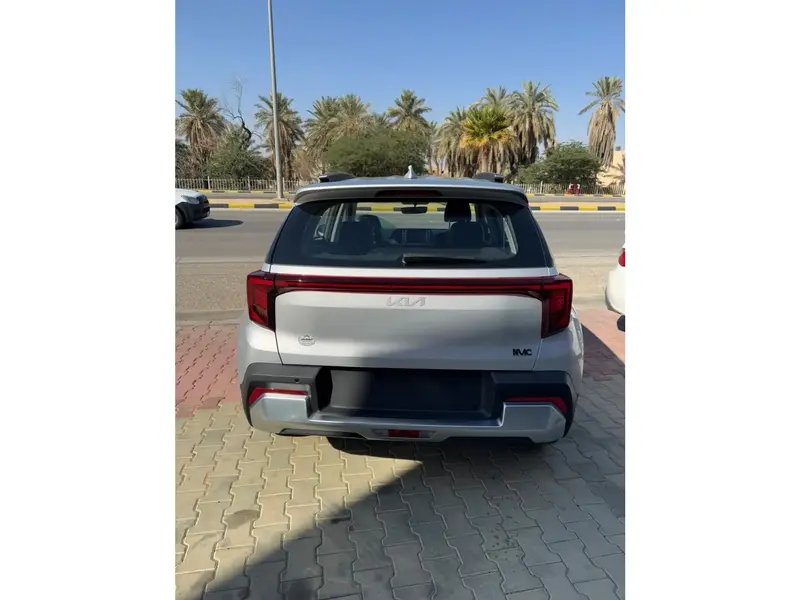 استكشف undefined undefined الصور الخارجية والداخلية. اكتشف جميع جوانب وتفاصيل السيارات.