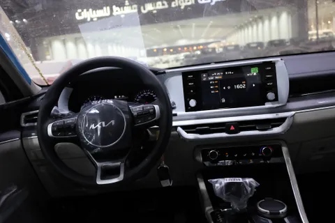 استكشف undefined undefined الصور الخارجية والداخلية. اكتشف جميع جوانب وتفاصيل السيارات.