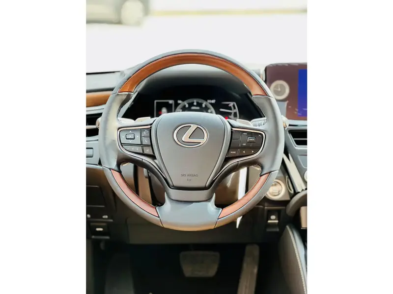 Lexus ES 2025