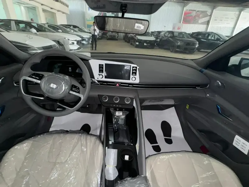 Hyundai Elantra 2025