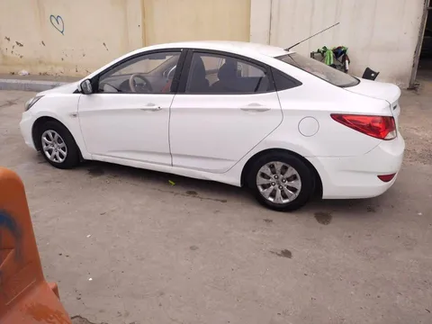 استكشف undefined undefined الصور الخارجية والداخلية. اكتشف جميع جوانب وتفاصيل السيارات.