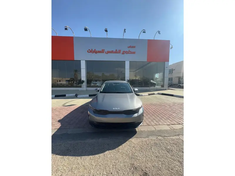 استكشف undefined undefined الصور الخارجية والداخلية. اكتشف جميع جوانب وتفاصيل السيارات.