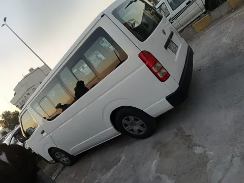 استكشف undefined undefined الصور الخارجية والداخلية. اكتشف جميع جوانب وتفاصيل السيارات.