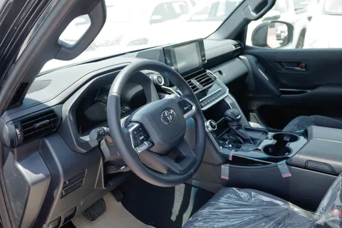 Discover undefined undefined Exterior Interior Images.Find all aspects and details of cars.