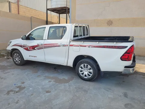 استكشف undefined undefined الصور الخارجية والداخلية. اكتشف جميع جوانب وتفاصيل السيارات.