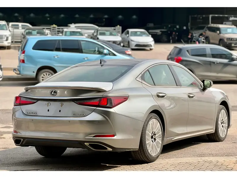 Lexus ES 2025