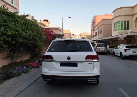 استكشف undefined undefined الصور الخارجية والداخلية. اكتشف جميع جوانب وتفاصيل السيارات.