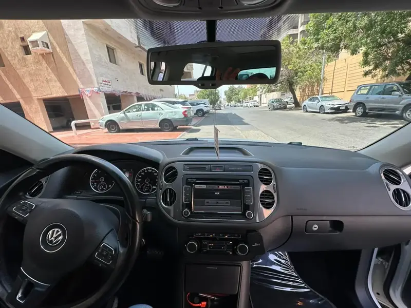 استكشف undefined undefined الصور الخارجية والداخلية. اكتشف جميع جوانب وتفاصيل السيارات.