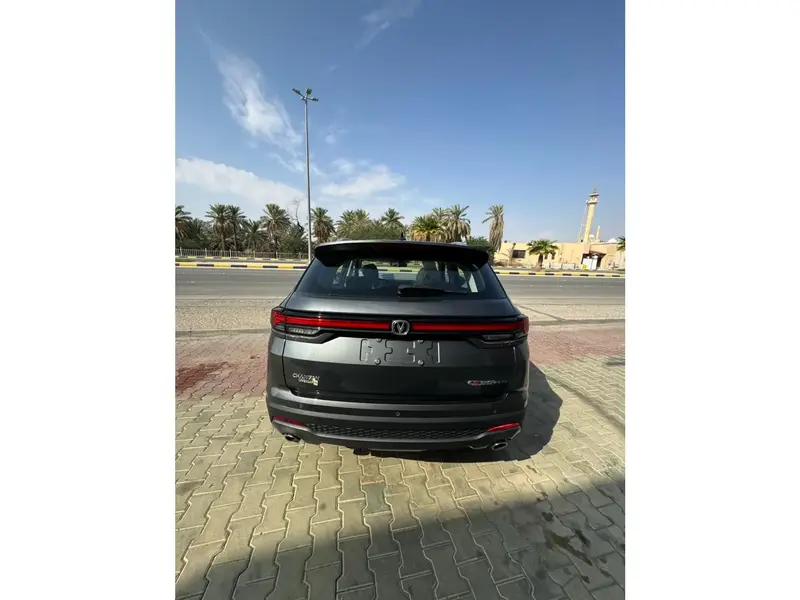 استكشف undefined undefined الصور الخارجية والداخلية. اكتشف جميع جوانب وتفاصيل السيارات.
