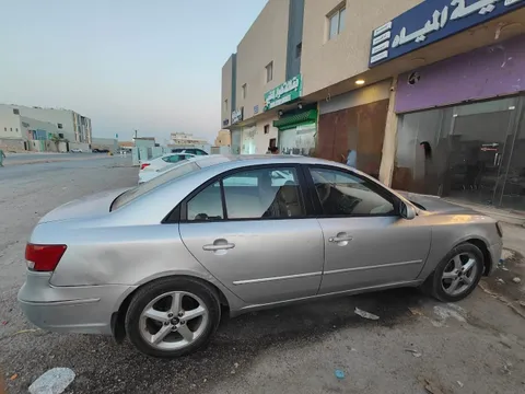 استكشف undefined undefined الصور الخارجية والداخلية. اكتشف جميع جوانب وتفاصيل السيارات.