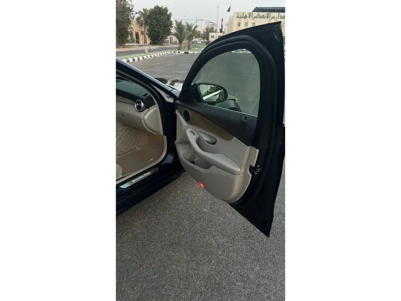 استكشف undefined undefined الصور الخارجية والداخلية. اكتشف جميع جوانب وتفاصيل السيارات.