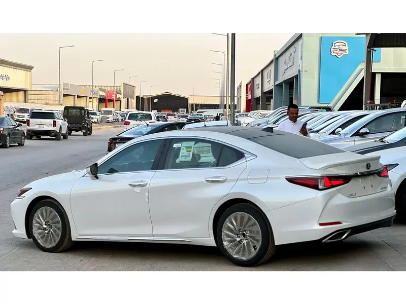 Discover undefined undefined Exterior Interior Images.Find all aspects and details of cars.