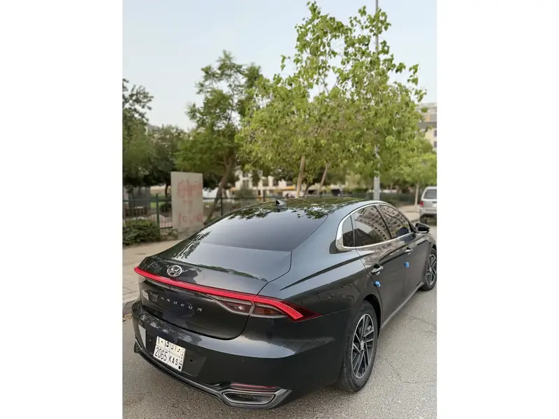 استكشف undefined undefined الصور الخارجية والداخلية. اكتشف جميع جوانب وتفاصيل السيارات.