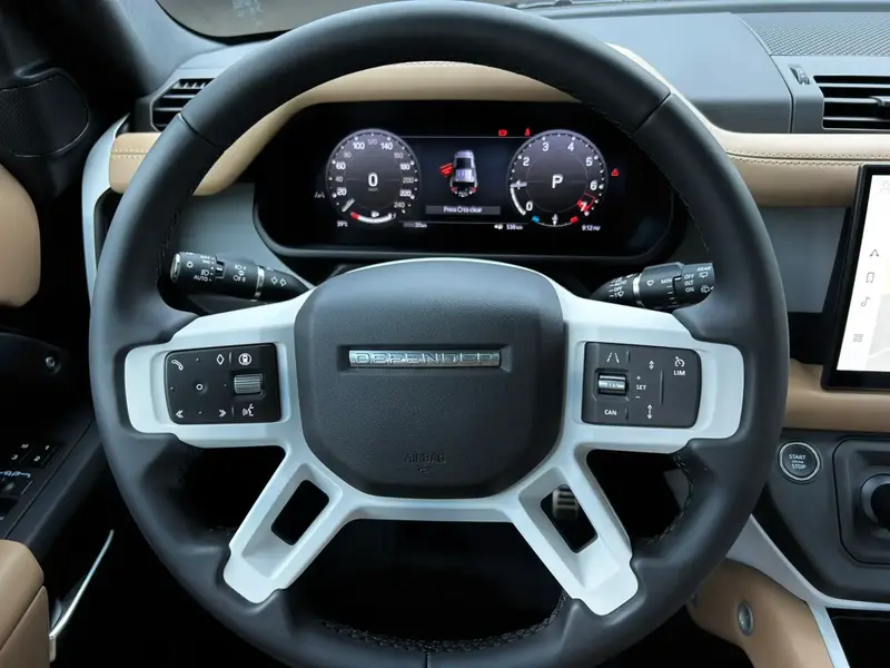 Land Rover Defender 2025