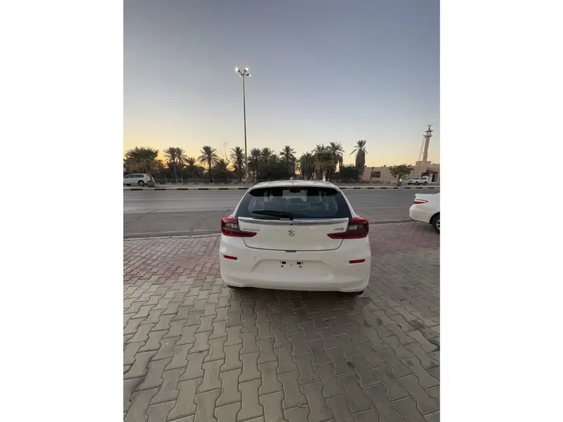 استكشف undefined undefined الصور الخارجية والداخلية. اكتشف جميع جوانب وتفاصيل السيارات.