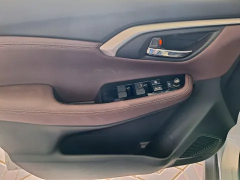 Discover undefined undefined Exterior Interior Images.Find all aspects and details of cars.