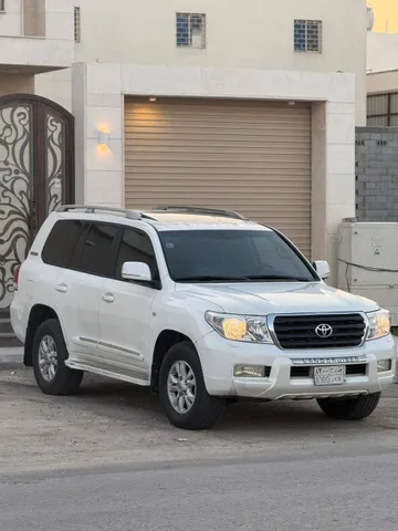 استكشف undefined undefined الصور الخارجية والداخلية. اكتشف جميع جوانب وتفاصيل السيارات.