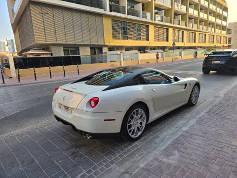 استكشف undefined undefined الصور الخارجية والداخلية. اكتشف جميع جوانب وتفاصيل السيارات.