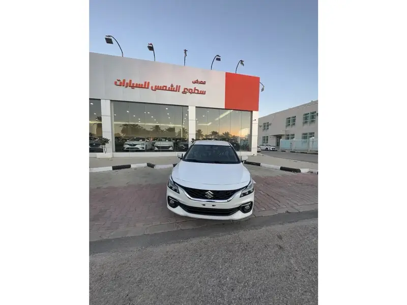 استكشف undefined undefined الصور الخارجية والداخلية. اكتشف جميع جوانب وتفاصيل السيارات.