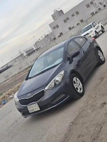 استكشف undefined undefined الصور الخارجية والداخلية. اكتشف جميع جوانب وتفاصيل السيارات.