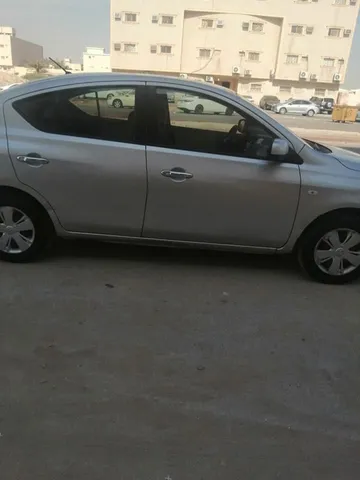 استكشف undefined undefined الصور الخارجية والداخلية. اكتشف جميع جوانب وتفاصيل السيارات.