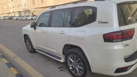 استكشف undefined undefined الصور الخارجية والداخلية. اكتشف جميع جوانب وتفاصيل السيارات.
