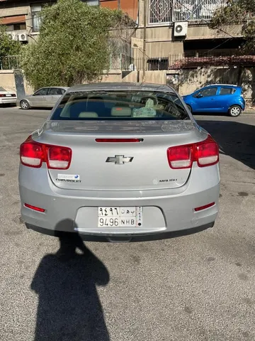 استكشف undefined undefined الصور الخارجية والداخلية. اكتشف جميع جوانب وتفاصيل السيارات.
