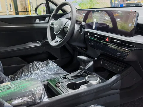 Discover undefined undefined Exterior Interior Images.Find all aspects and details of cars.