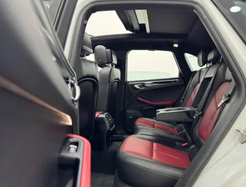 Discover undefined undefined Exterior Interior Images.Find all aspects and details of cars.