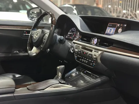 Lexus ES 350 4 door 3.5L 2016