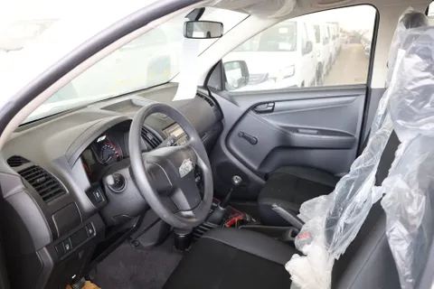 New Isuzu D-MAX 2.5D Double Cab 4WD M/T 2023