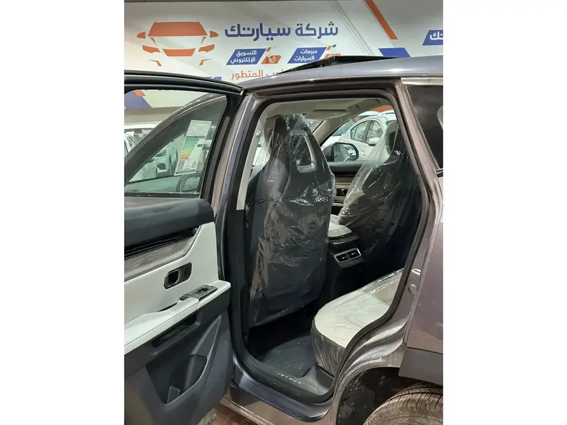 استكشف undefined undefined الصور الخارجية والداخلية. اكتشف جميع جوانب وتفاصيل السيارات.