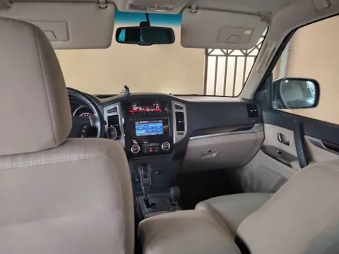 استكشف undefined undefined الصور الخارجية والداخلية. اكتشف جميع جوانب وتفاصيل السيارات.