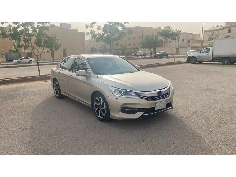 استكشف undefined undefined الصور الخارجية والداخلية. اكتشف جميع جوانب وتفاصيل السيارات.