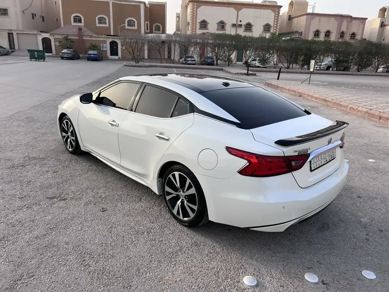 استكشف undefined undefined الصور الخارجية والداخلية. اكتشف جميع جوانب وتفاصيل السيارات.