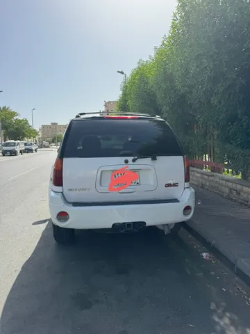 استكشف undefined undefined الصور الخارجية والداخلية. اكتشف جميع جوانب وتفاصيل السيارات.