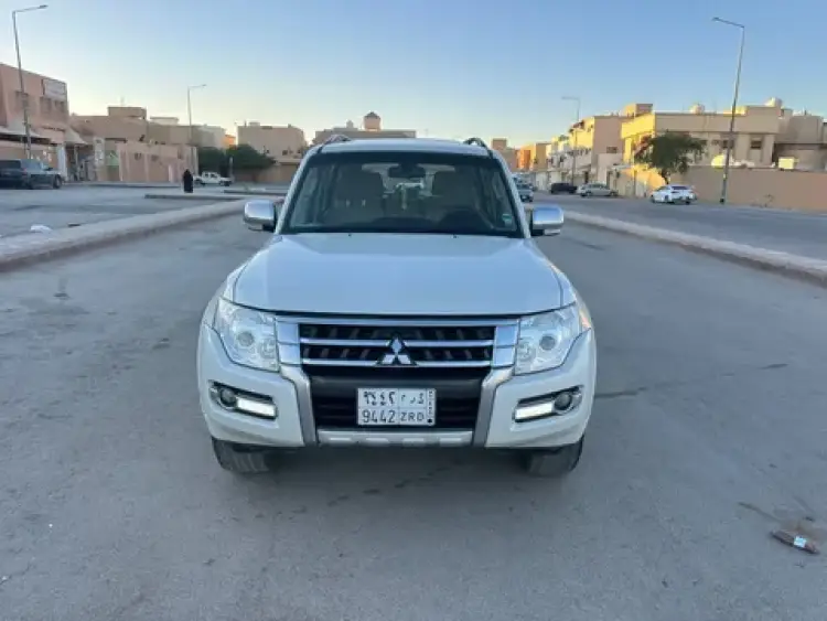 mitsubishi pajero image Mitsubishi Pajero 2018
