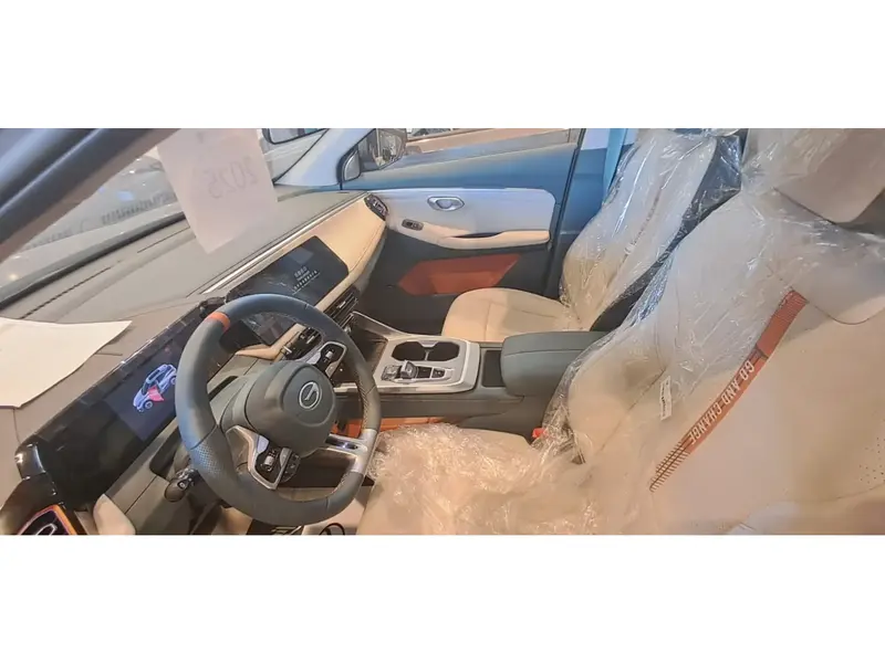 Discover undefined undefined Exterior Interior Images.Find all aspects and details of cars.