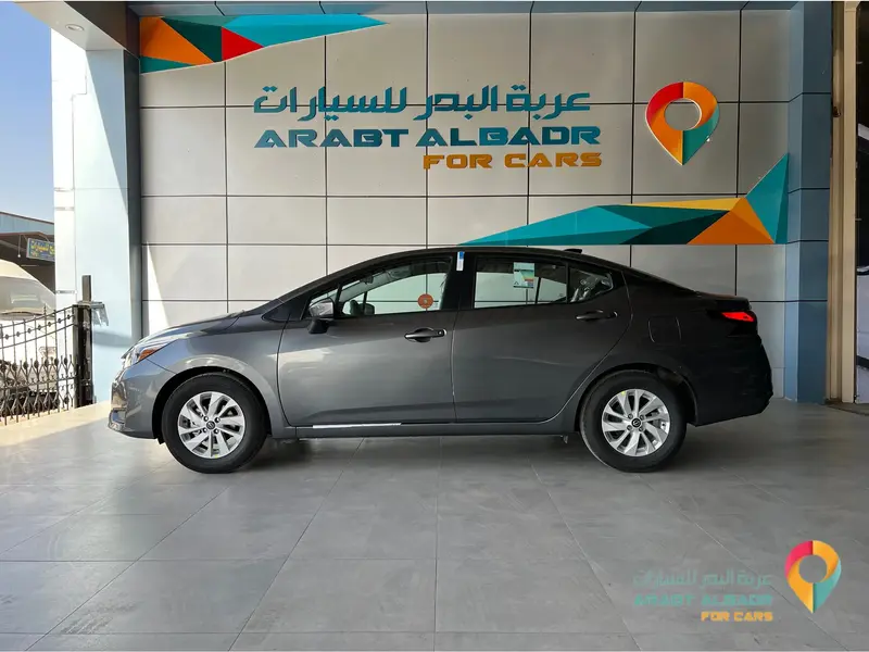 استكشف undefined undefined الصور الخارجية والداخلية. اكتشف جميع جوانب وتفاصيل السيارات.