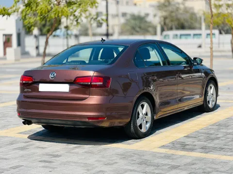 استكشف undefined undefined الصور الخارجية والداخلية. اكتشف جميع جوانب وتفاصيل السيارات.