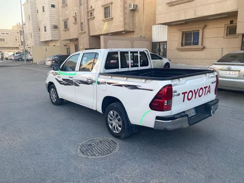 استكشف undefined undefined الصور الخارجية والداخلية. اكتشف جميع جوانب وتفاصيل السيارات.