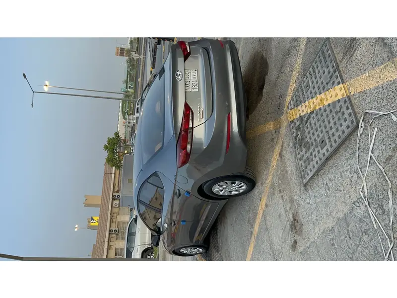 استكشف undefined undefined الصور الخارجية والداخلية. اكتشف جميع جوانب وتفاصيل السيارات.